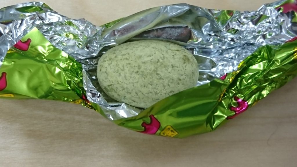 呼吸チョコで中はアーモンドとチョコレート
