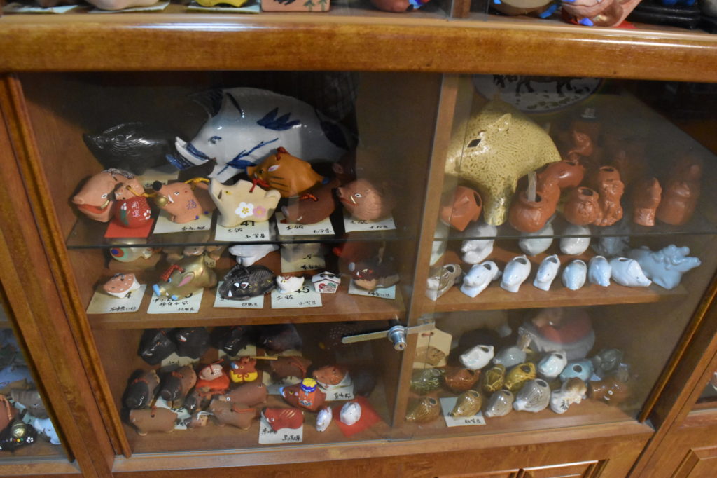 いのししの置物がたくさん