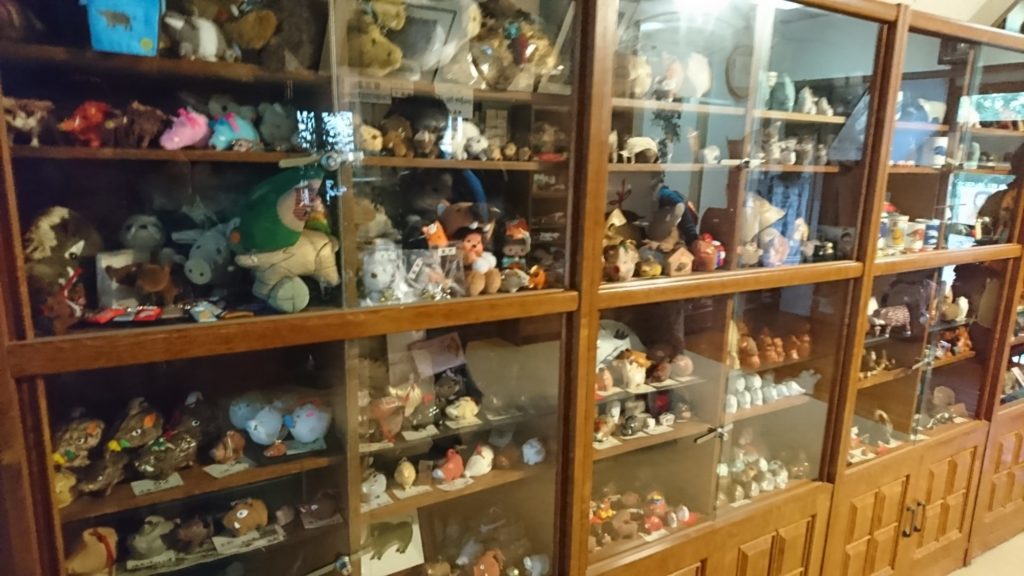 たくさんのいのししの置物