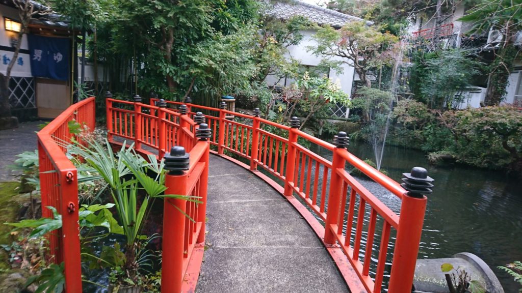 中庭は、噴水があり、赤い橋があり、すてきです