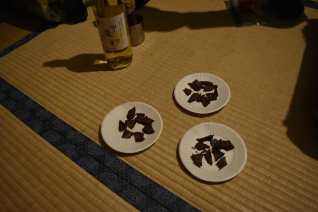 みんなでお酒を飲みながら鹿肉の燻製を食べる