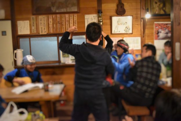 夕ご飯の場で、登山客がダンスをする