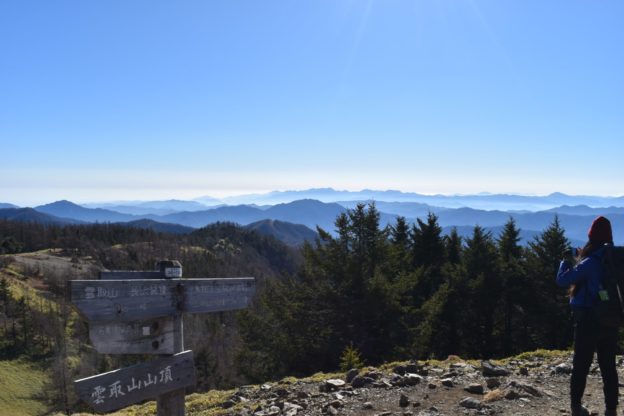 雲取山の頂上は風がありますが快晴で眺めがとてもいいです