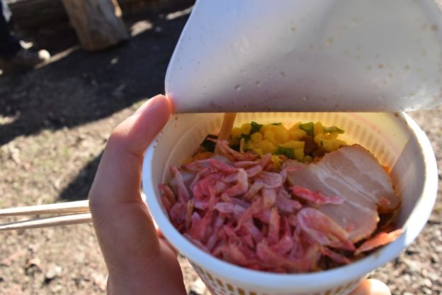 山で食べるカップラーメンはおいしいです