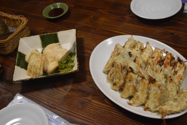 下山して奥多摩の天益であつあつの餃子をたべる