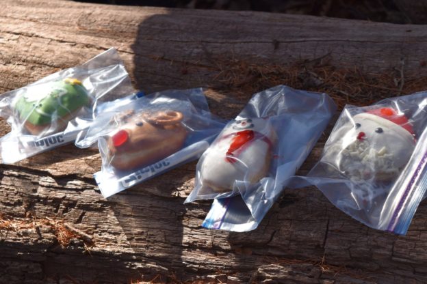 クリスマスをイメージしたドーナツを皆で食べる