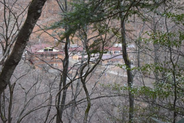 初日の宿泊地の三条の湯