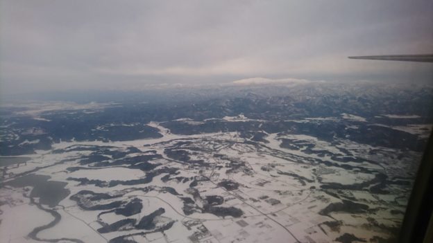 小松空港におりる手前で白山がみえました