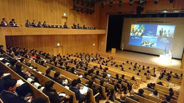 少年少女国連大使の子供達の報告プレゼンテーション