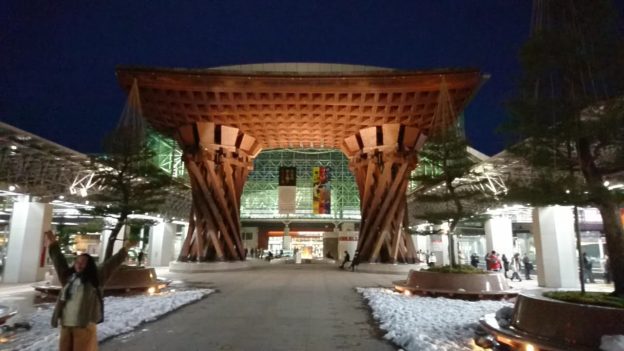 金沢駅にある門はとても迫力ありました