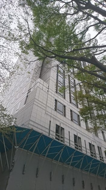 ４月に弁護士会館前にて