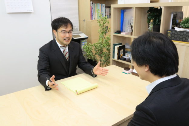 まこと法律事務所にて相談風景を清水直樹氏が撮影