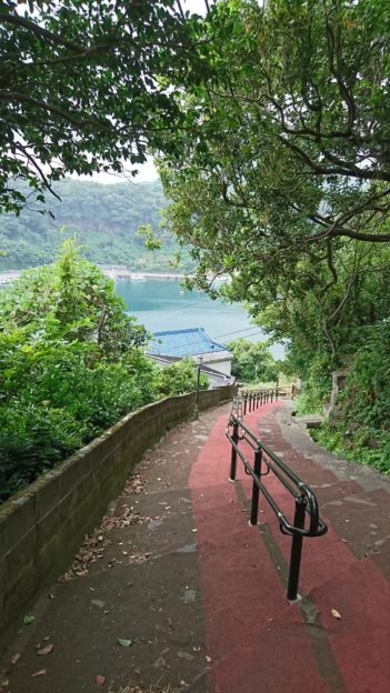 波浮港の坂道は長崎の坂道を思い出します