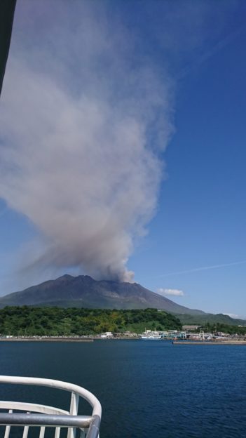 風が強いと噴煙が流れてきます