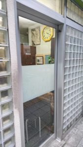 扉の向こう側で、前の方が山本桃仙さんのお話をきいております