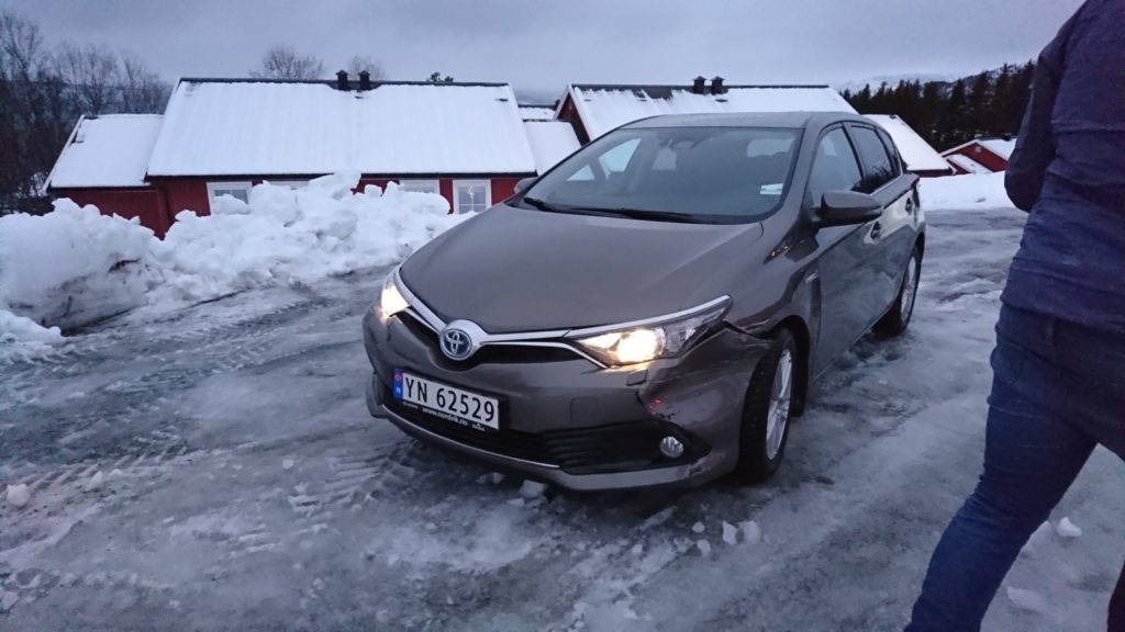 冬のノルウェーでの車の事故