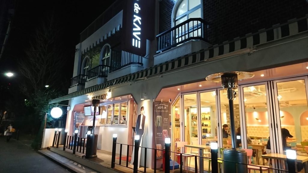 夜は空いている店内