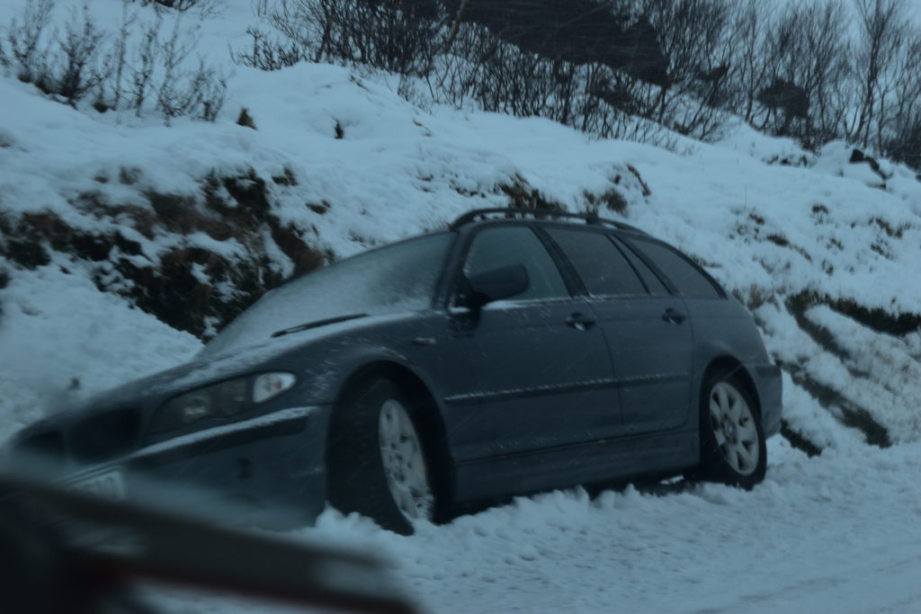 道路脇で動かなくなっている車がありました