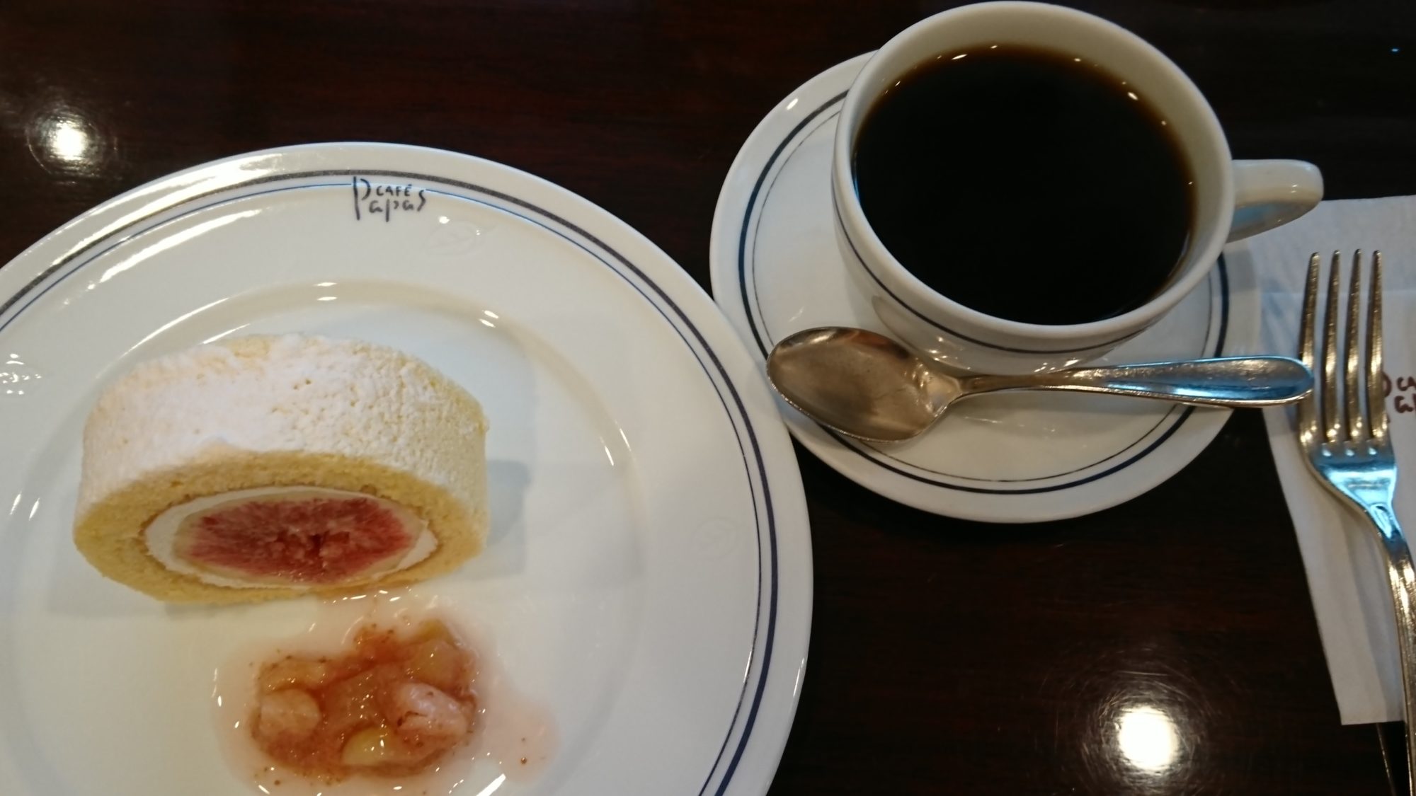 丸ノ内のPapasで今日いただいたケーキセットです