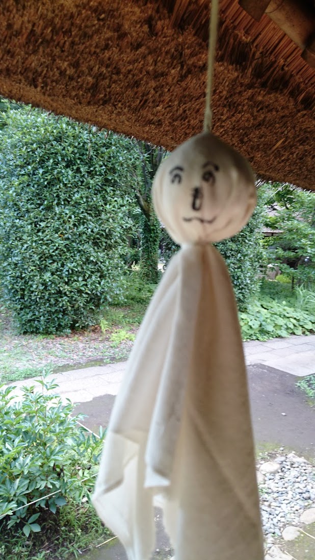 軒下に吊されているてるてる坊主